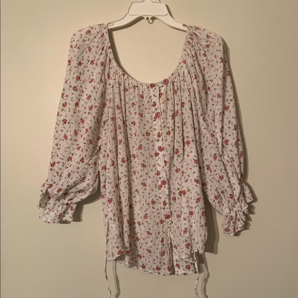 Cute spring top. - Picture 1 of 3
